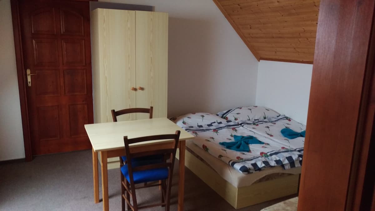 Pokoj 2 — Dvoulůžkový podkrovní
