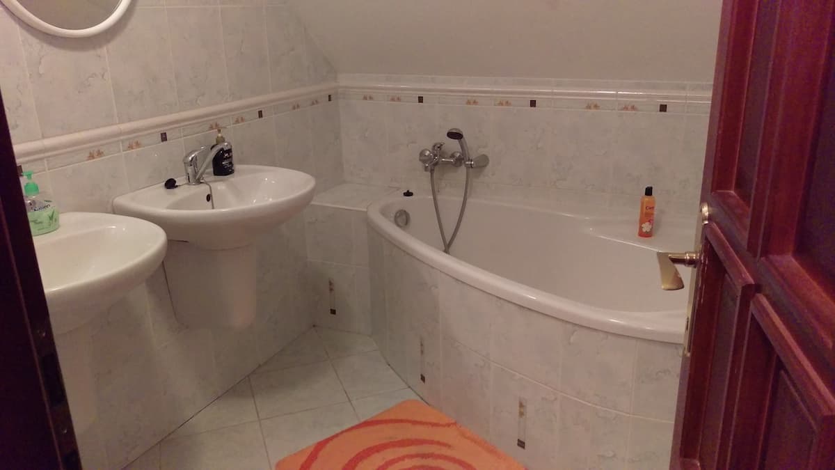 Pokoj 3 — Světlý se střešními okny – foto 4