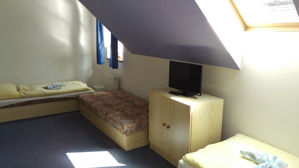 Pokoj 4 — Moderní trojlůžkový – foto 2