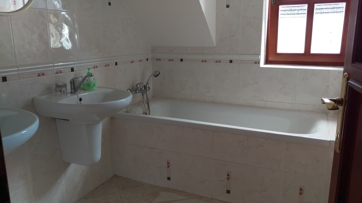 Pokoj 4 — Moderní trojlůžkový – foto 4