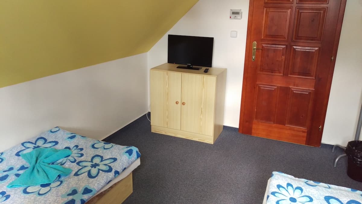 Pokoj 5 — Dvoulůžkový s výhledem – foto 2